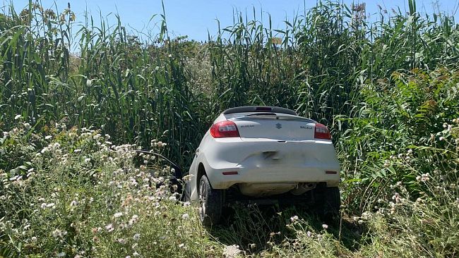 Incidente in via Libica: auto finisce nel canale
