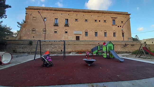 Parco giochi di Piazza Dante, atti vandalici sui giochi appena montati 