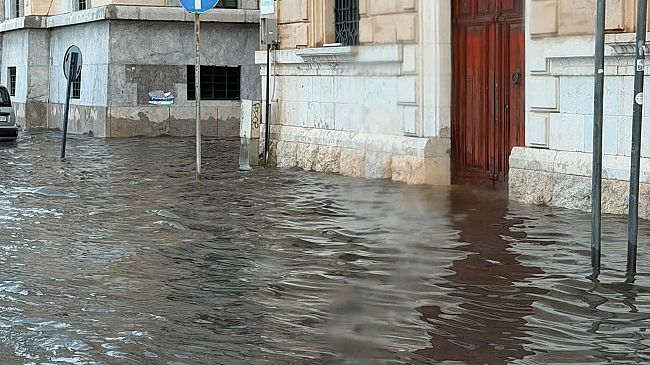 Trapani, un'ora di pioggia mette in difficoltà il centro storico: allagamenti e traffico rallentato