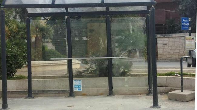 Mazara, una pensilina (piccola) alla fermata del bus per e da Palermo