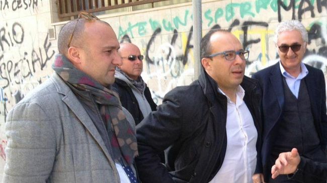 Il Pd mazarese (o quel che resta) in fila davanti al “Faraone”: rinnovamento o “lobbismo”?