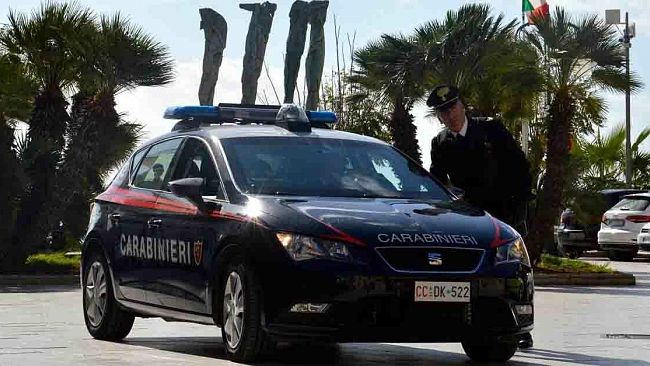 Mazara, aggredisce la compagna e rapina un uomo in pieno centro