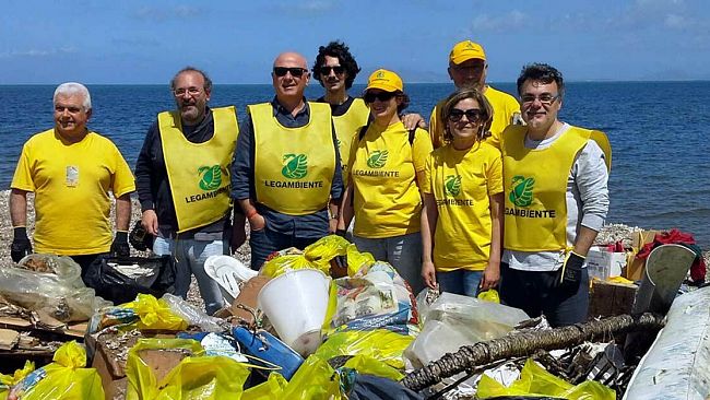 Clean up 2015: ripulita parte della spiaggia di salinella  Sul posto, stamani, i volontari di Legambiente Marsala-Petrosino