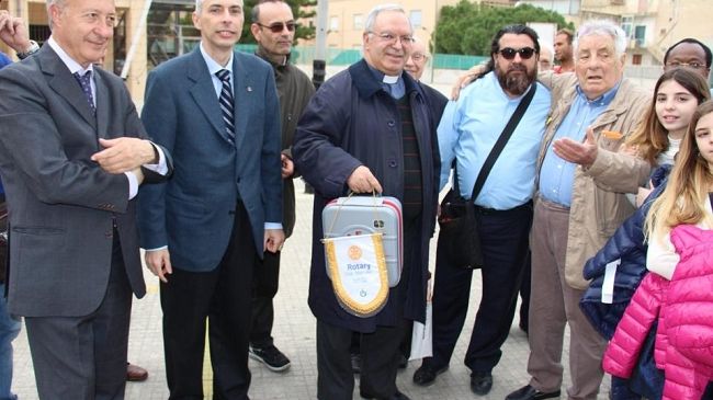 Altro defibrillatore donato dalla famiglia Roccaforte in memoria del loro congiunto Salvatore. L’apparecchio salva-vita donato ai Salesiani