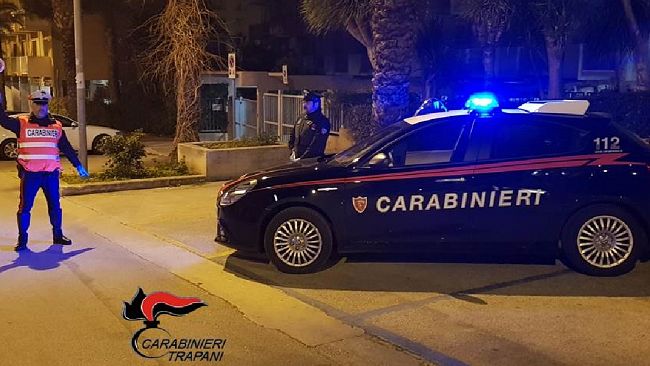 Trapani, alla vista dei Carabinieri fugge e abbandona ciclomotore senza targa