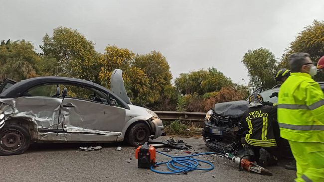 Trapani, violento scontro tra due auto