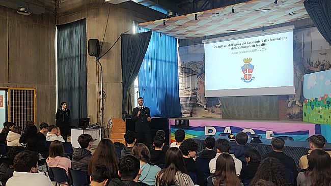 il-comandante-mantovani-dialoga-con-gli-alunni-dellic-lombardo-radice-pappalardo