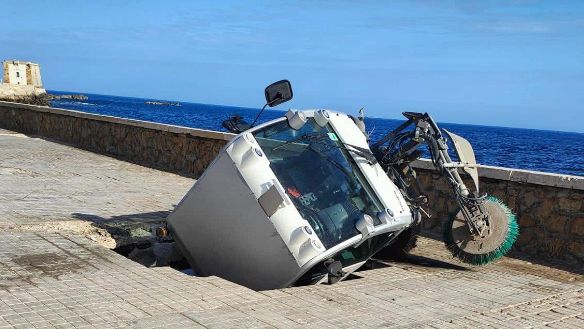 Voragine sul lungomare di Trapani, mezzo per la pulizia stradale inghiottito dall’asfalto