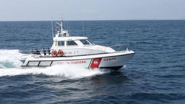 Mazara, la Guardia costiera soccorre tre persone in difficoltà