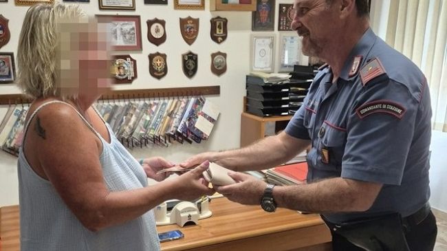 trova-un-portafoglio-con-soldi-e-documenti-e-lo-riconsegna-ai-carabinieri