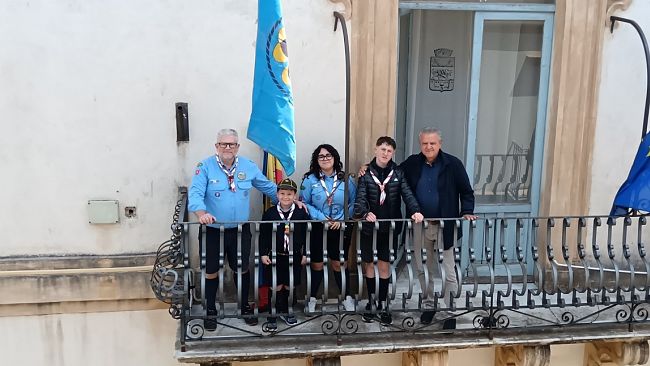scout-in-festa-a-partanna-il-vessillo-agesci-sventola-sul-palazzo-di-citta