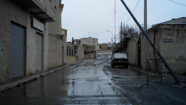 Mazara, grosso pericolo in via La Malfa per palo della luce caduto su un balcone