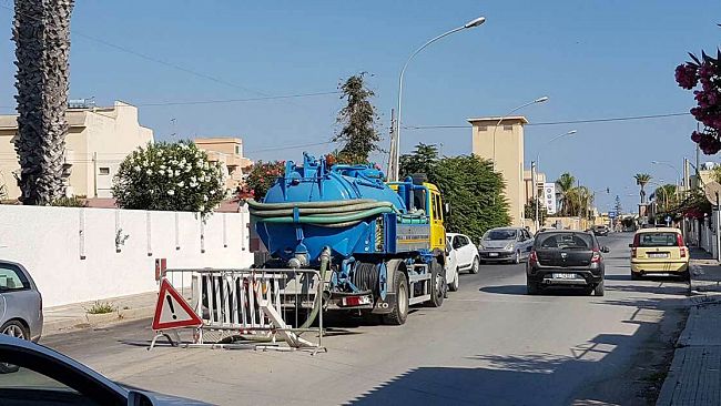 VIDEO – Problema fognatura in via Bessarione, interviene altro autospurgo. Sarà la volta buona e definitiva?