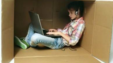 Le trappole della rete virtuale nella terza puntata di Social Lighthouse