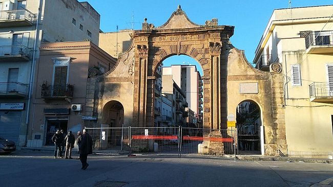 Crollano calcinacci dall’Arco dell’Immacolata. Transennata e chiusa al traffico la porta d’accesso
