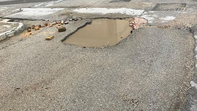 Buche come voragini in via Enrico Toti ed in via Salvo D’Acquisto. Una lettrice lancia un appello