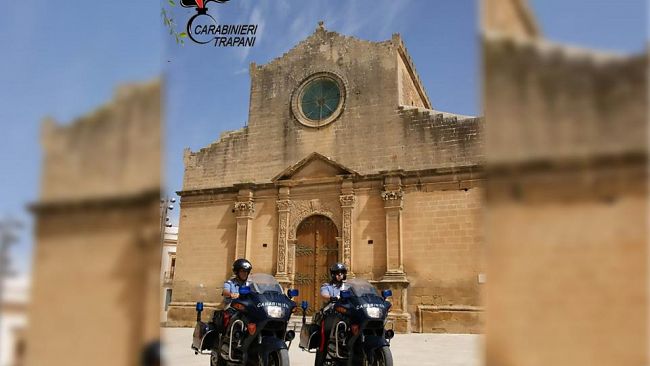 Castelvetrano: sorpresi a bordo di uno scooter senza targa con dei coltelli: 2 denunciati dai Carabinieri
