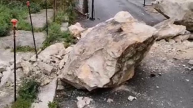 castellammare-distacco-di-un-masso-sulla-carreggiata-strada-del-porto-chiusa-per-sicurezza