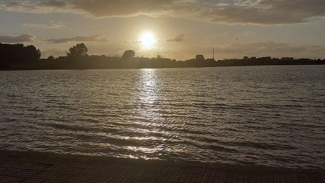 Triscina, lago creato dalle forti piogge diventa il teatro di una performance 