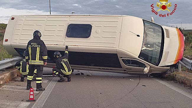  Autista perde controllo di un pulmino: due feriti e traffico bloccato sull'A-29