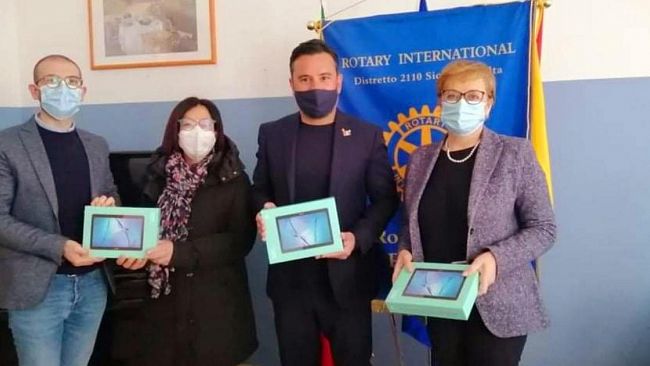 Partanna, il Rotary consegna tablet per la DAD