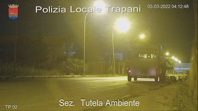 Incastrati dalle telecamere, sanzioni per 6400 euro per abbandono dei rifiuti