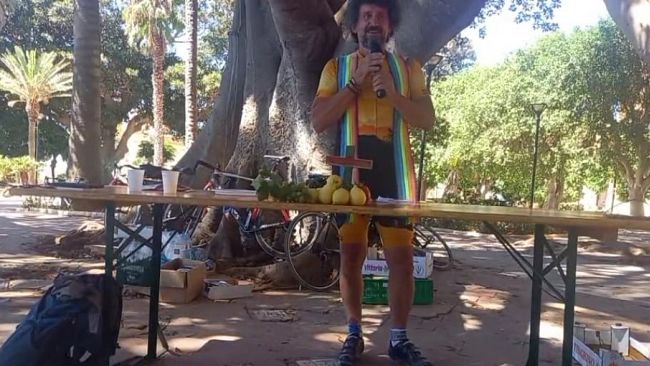 Polemica per il Prete che ha celebrato messa a Mazara in tenuta ciclistica