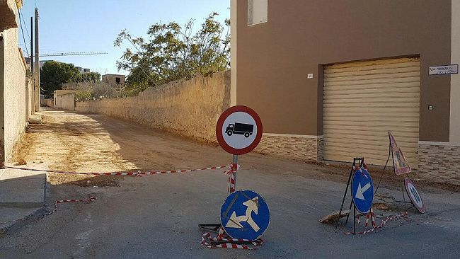 VIDEO – Via Mongiolisi, adesso anche automobilisti incivili… Slitta posa di asfalto