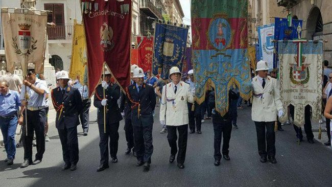 Il sindaco Castiglione, ieri, a Palermo, al fianco dei precari