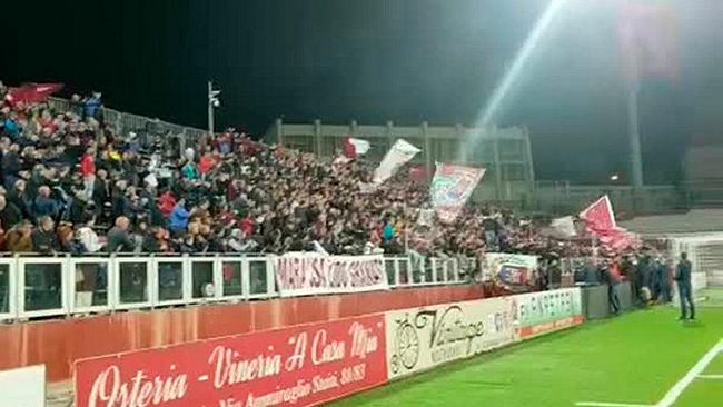 Cuore, amore e passione. La tifoseria trapanese abbraccia la squadra.