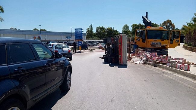Camion si ribalta alla rotonda di via Nassirya, a Castelvetrano. Ferito il conducente