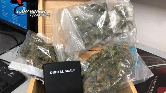 Trapani, aveva allestito un locale per consumare droga: arrestato dai Carabinieri