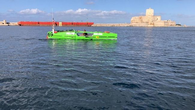 Trapani, arriva a remi in città, la sfida di Elia nel segno della sostenibilità ambientale