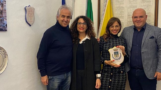 Mazara, donato alla maratoneta Letizia Sucameli il crest cittadino