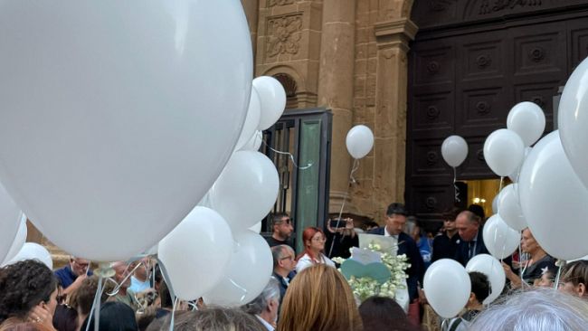 Lacrime e dolore per l'ultimo saluto ad Alessandro