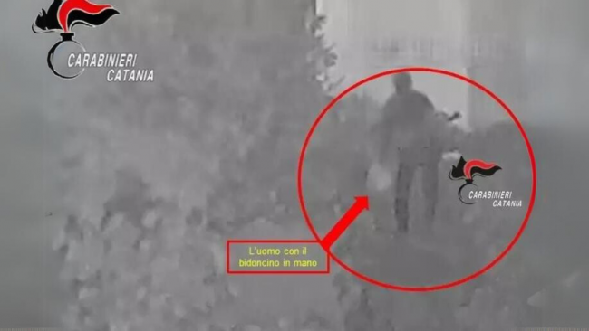 Incendia l’auto del compagno della ex moglie: denunciato un 65enne nel Catanese