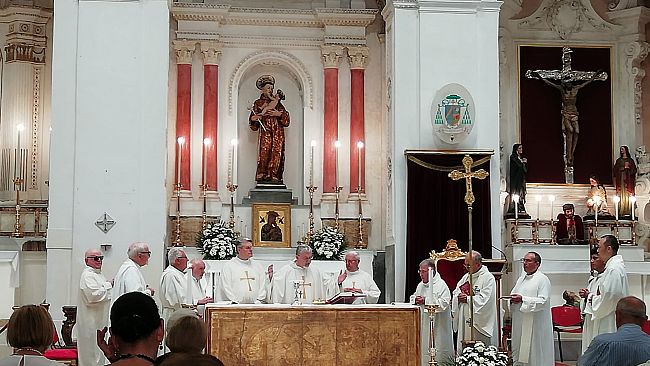 Menfi, momento di ringraziamento e lode a Dio per i doni dell’Eucarestia e del Sacerdozio