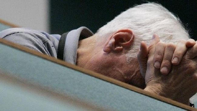 Colpisce alle spalle, con una pala, il padre 64enne. Denunciata la figlia 42enne