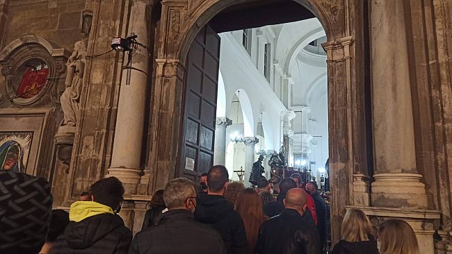Processione dei misteri, tutto pronto. Persone in fila per la grande attesa