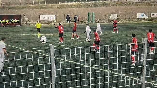 Folgore, ode a Pizzolato  che para un rigore ed evita la sconfitta