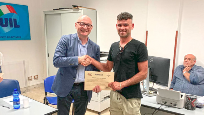 mazara-don-bruno-bignami-torna-tra-i-pescatori-consegnati-i-diplomi-di-sicurezza-ai-lavoratori-del-mare
