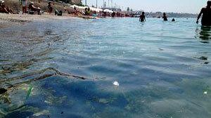 Grosse chiazze d’olio nel mare di San Vito. Mistero sulle cause.
