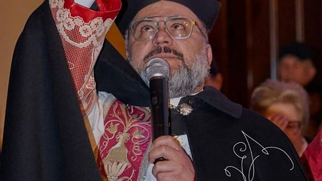 Don Rino Randazzo ogni giorno su Facebook celebra il Rosario e la Santa Messa