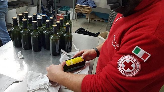 video-a-castelvetrano-la-croce-rossa-raccoglie-e-dona-ai-bisognosi-lolio-dei-sapori-e-dei-sorrisi