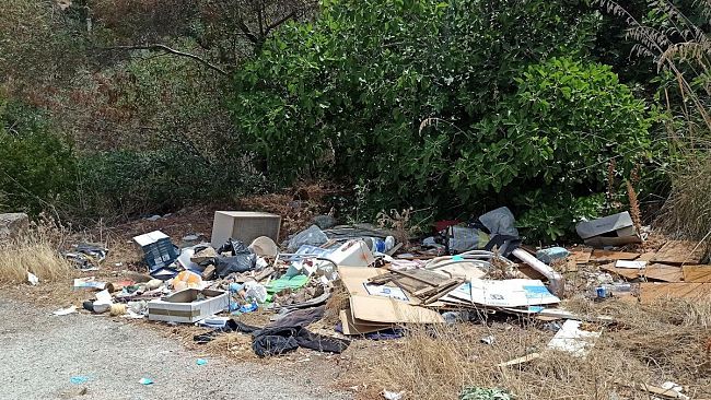FOTO – Spazio al Cittadino: Erice, scoperte discariche sulla strada che porta in vetta