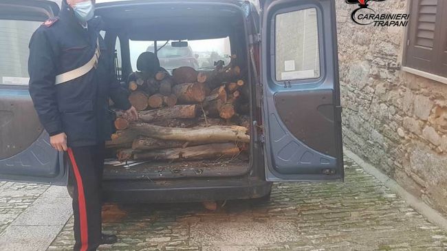 Erice, arrestato un pensionato 68enne sorpreso a rubare legna
