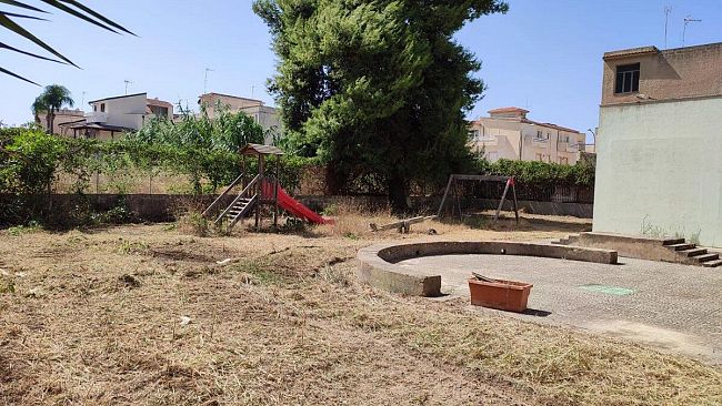 Dopo la nostra denuncia ripuliti gli spazi esterni della scuola Borsani