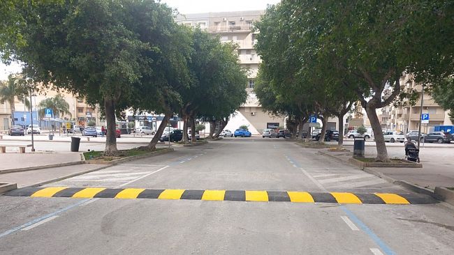 Erice, installati i dossi stradali nella Piazza Pertini