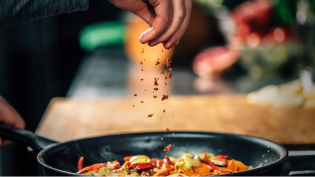 Caltanissetta, povertà: nel fast food a 1 euro cuoco di origine russa cucina per ucraini
