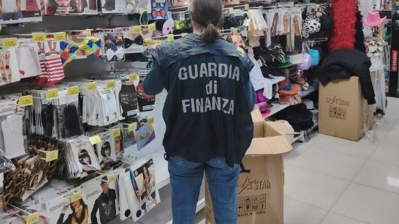 ​Sequestrati 45mila articoli di carnevale e giocattoli pericolosi in 4 negozi gestiti da cinesi